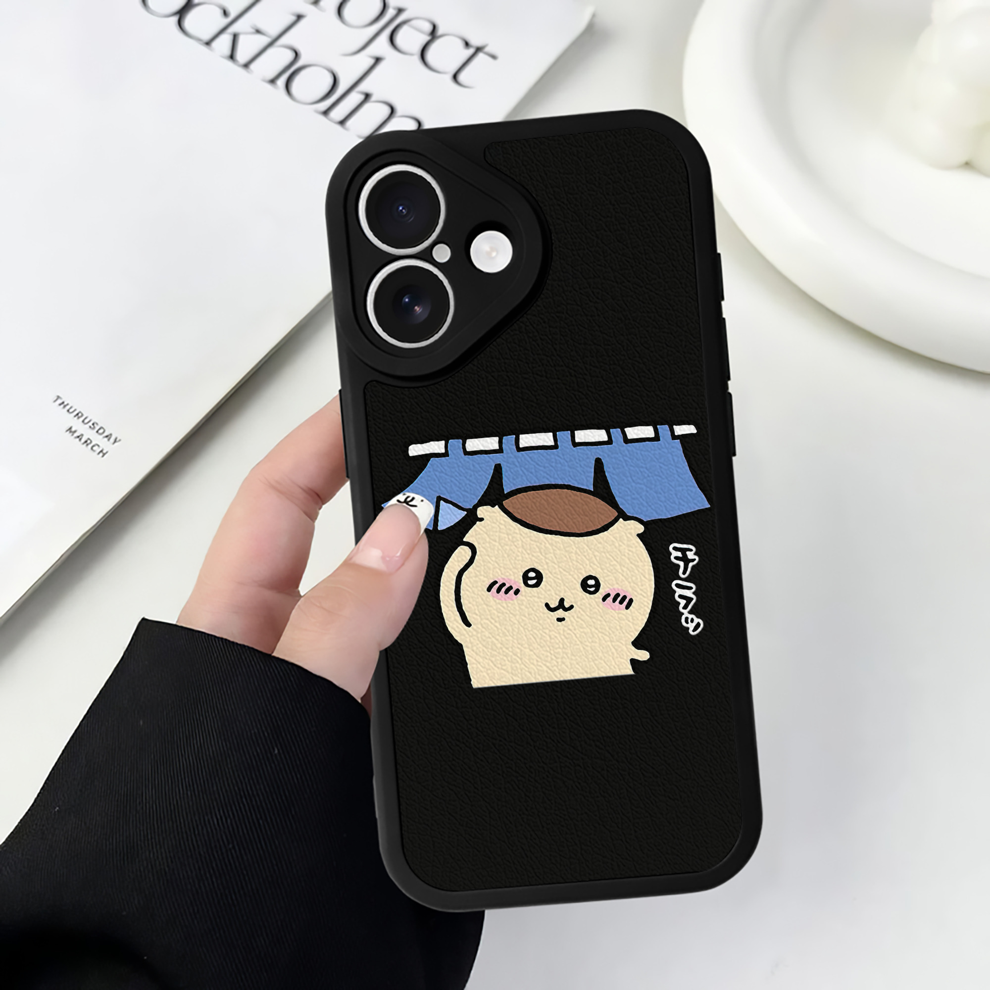 （画像用） ちいかわ くりまんじゅう Chii-kawa kuri manjū 【iPhone 16シリーズ対応】シリコンスマホケース（レザー調） 材質：シリコン
